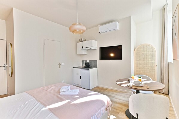 مكواة/لوح كي وواي فاي وملاءات أسرّة