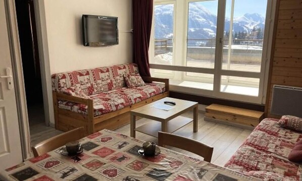 Living area - Beautiful Two-room Apartment 35B With Large South-facing Terrace and Wifi (Orcieres)