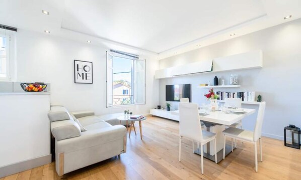 Living area - 3-room Air-conditioned Apartment With Garage Near Beaches (Cannes)