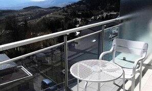 Property grounds - 3 Rooms, Sleeps 5/7, Balcony (Font-Romeu-Odeillo-Via)