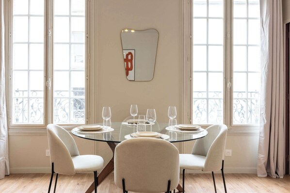 Dining - Elegant, fully equipped, air-conditioned accommodation (Le Pré-Saint-Gervais)