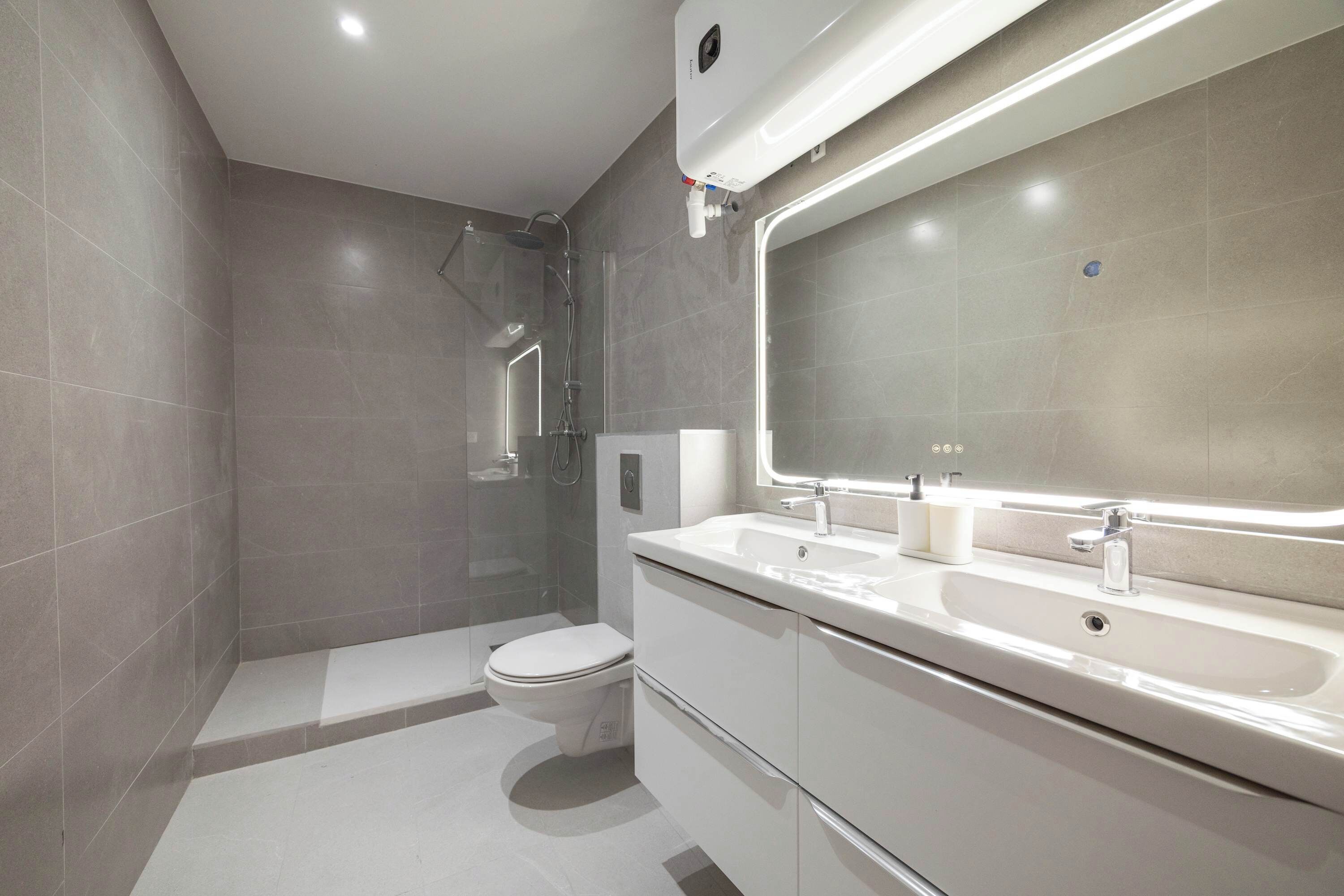 Douche, sèche-cheveux, serviettes fournies, shampoing