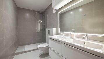 Douche, sĂšche-cheveux, serviettes fournies, shampoing