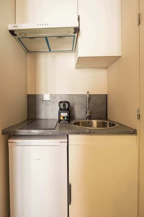 Refrigerador, parrilla de estufa, cafetera y tetera y tostadora 