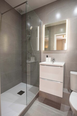 Regadera, secadora de cabello, toallas 