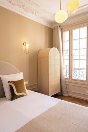 Iron/ironing board, WiFi - Elegant air-conditioned apartment with separate bedroom (Le Pré-Saint-Gervais)