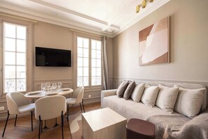TV - Elegant air-conditioned apartment with separate bedroom (Le Pré-Saint-Gervais)