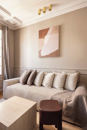 TV - Elegant air-conditioned apartment with separate bedroom (Le Pré-Saint-Gervais)