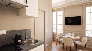 Private kitchen - Elegant air-conditioned apartment with separate bedroom (Le Pré-Saint-Gervais)