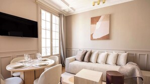 Living area - Elegant air-conditioned apartment with separate bedroom (Le Pré-Saint-Gervais)
