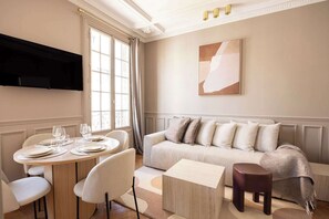 TV - Elegant air-conditioned apartment with separate bedroom (Le Pré-Saint-Gervais)