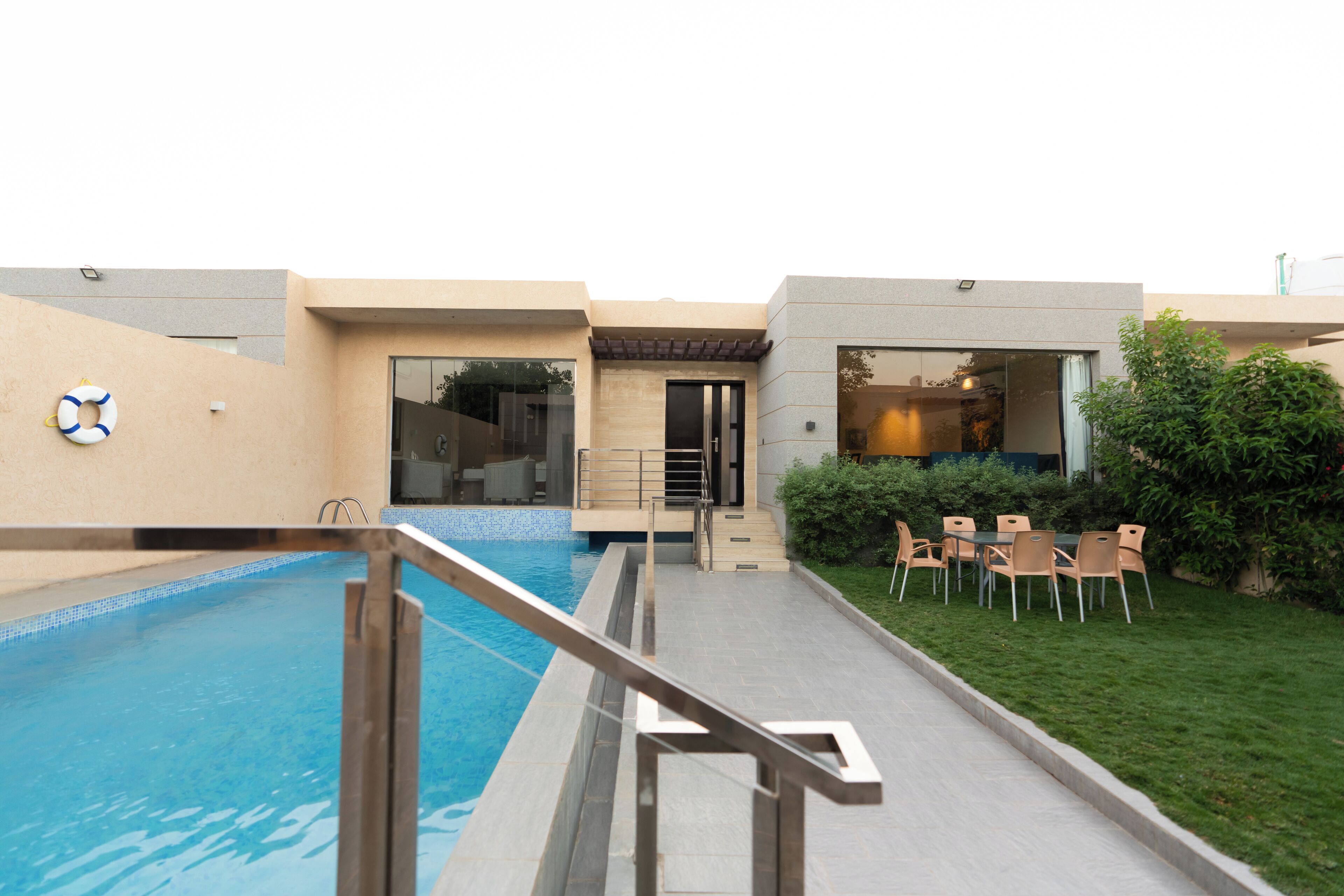 8 innendørsbassenger