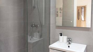 Douche, sĂšche-cheveux, serviettes fournies