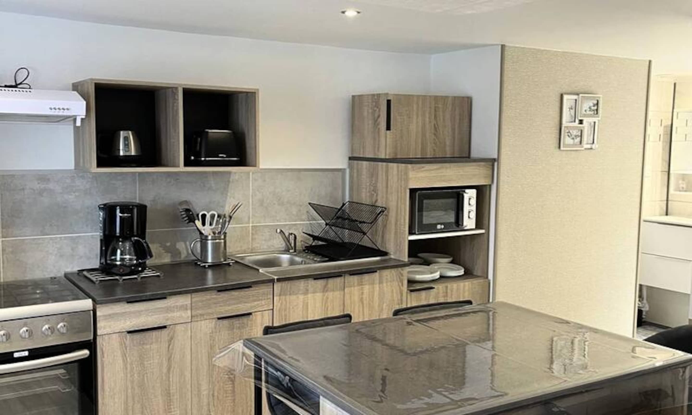 Fridge, microwave, oven, coffee/tea maker