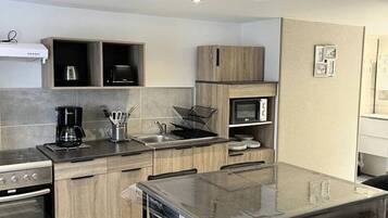 Fridge, microwave, oven, coffee/tea maker