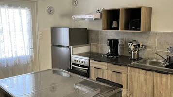 Fridge, microwave, oven, coffee/tea maker