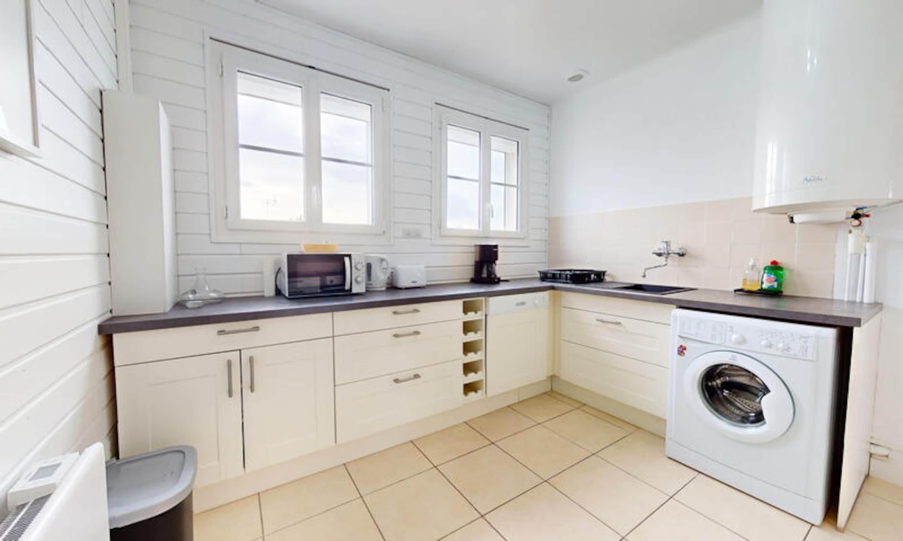 Fridge, microwave, oven, coffee/tea maker