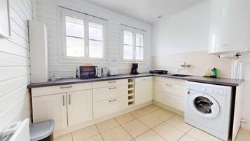 Fridge, microwave, oven, coffee/tea maker