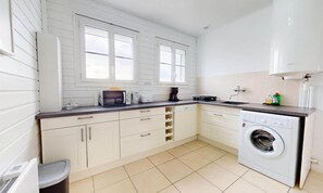 Fridge, microwave, oven, coffee/tea maker - Apartment in Saint-jean-de-monts by Beach (Saint-Jean-de-Monts)