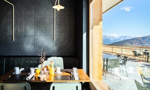 Outdoor dining - Deluxe 4-room Apartment for 10 People (Heremence)