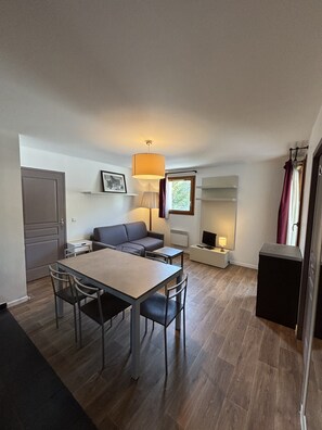 Apartment | Dining - 3-bedroom Apartment for six Guests (Les Deux Alpes)