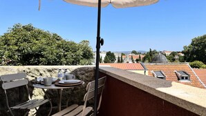 Outdoor dining - Apartment in Porto With Garden Views (Porto)