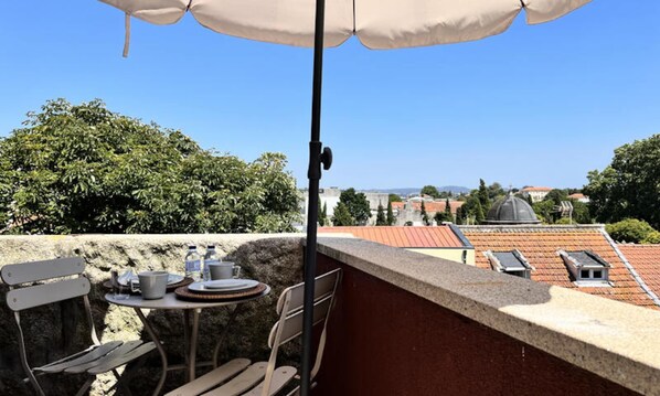 Outdoor dining - Apartment in Porto With Garden Views (Porto)
