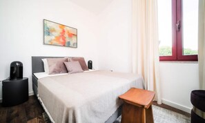 Iron/ironing board, bed sheets - Apartment in Porto With Garden Views (Porto)