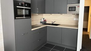 Microwave, dishwasher, cookware/dishes/utensils - Studio for 4 People (Eaux-Bonnes)