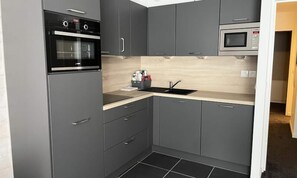 Micro-ondas, lava-louças, talheres/pratos/utensílios de cozinha