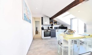 Fridge, microwave, oven, coffee/tea maker - Apartment Near Espiguette Beach, Grau du Roi (Le Grau-Du-Roi)
