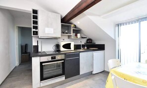 Fridge, microwave, oven, coffee/tea maker - Apartment Near Espiguette Beach, Grau du Roi (Le Grau-Du-Roi)