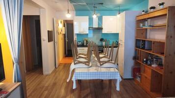 Peti sejuk, ketuhar gelombang mikro, ketuhar