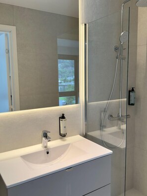 Appartement Standard, vue sur la mer | Salle de bain | Douche, séchoir à cheveux, papier de toilette