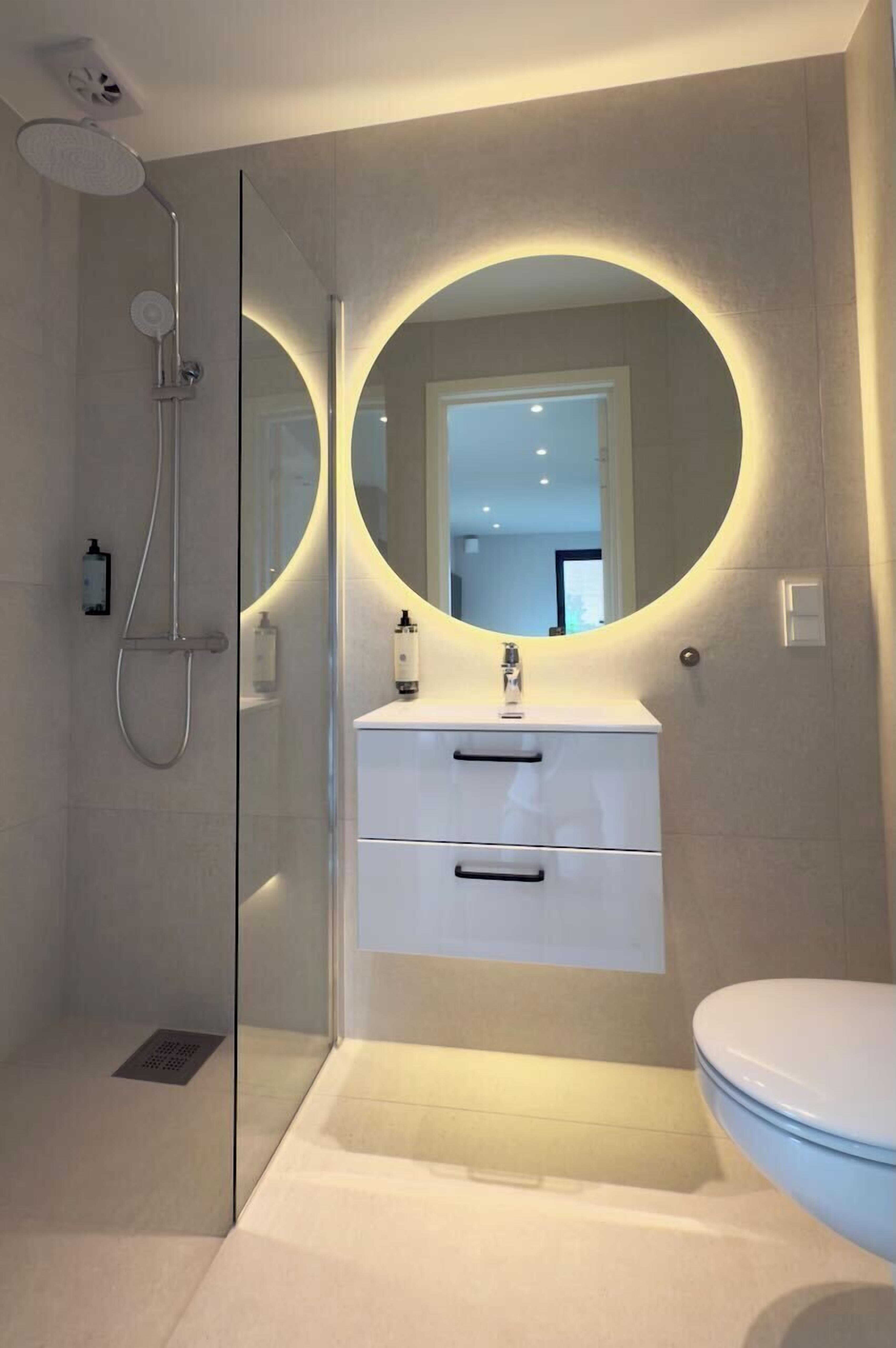 Standard Apartment | Bathroom | Shower, hair dryer, toilet paper