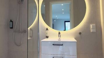 Căn hộ Tiêu chuẩn | Phòng tắm | Buồng tắm vòi sen, máy sấy tóc