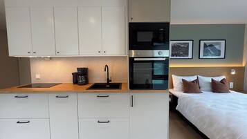 Standard Apartment | Private kitchen | Mini-fridge, dishwasher