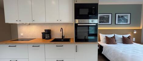 Standard Apartment | Private kitchen | Mini-fridge, dishwasher