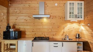 Wasserkocher mit Kaffee-/Teezubehör, Kühlschrank, Mikrowelle, Ofen