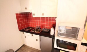 Fridge, microwave, oven, coffee/tea maker - Apartment in Luchon Near Gondola Lift (Bagneres-de-Luchon)