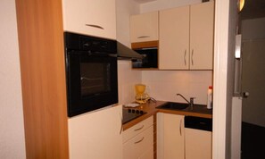 Microwave, dishwasher, cookware/dishes/utensils - Studio for 6 People (Eaux-Bonnes)