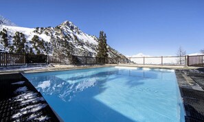 Outdoor pool, a heated pool - Ski-in/ski-out Apartment (Bourg-Saint-Maurice)