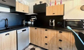 Microwave, oven, dishwasher, coffee/tea maker - Apartment Near Blue Lagoon With Pool (Le Grau-Du-Roi)