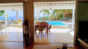 Habitación con vista a una piscina y al océano.