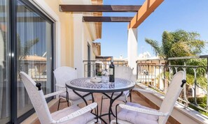 Outdoor dining - Apartment in Porto de Mos Near Beach & Pool (Lagos)