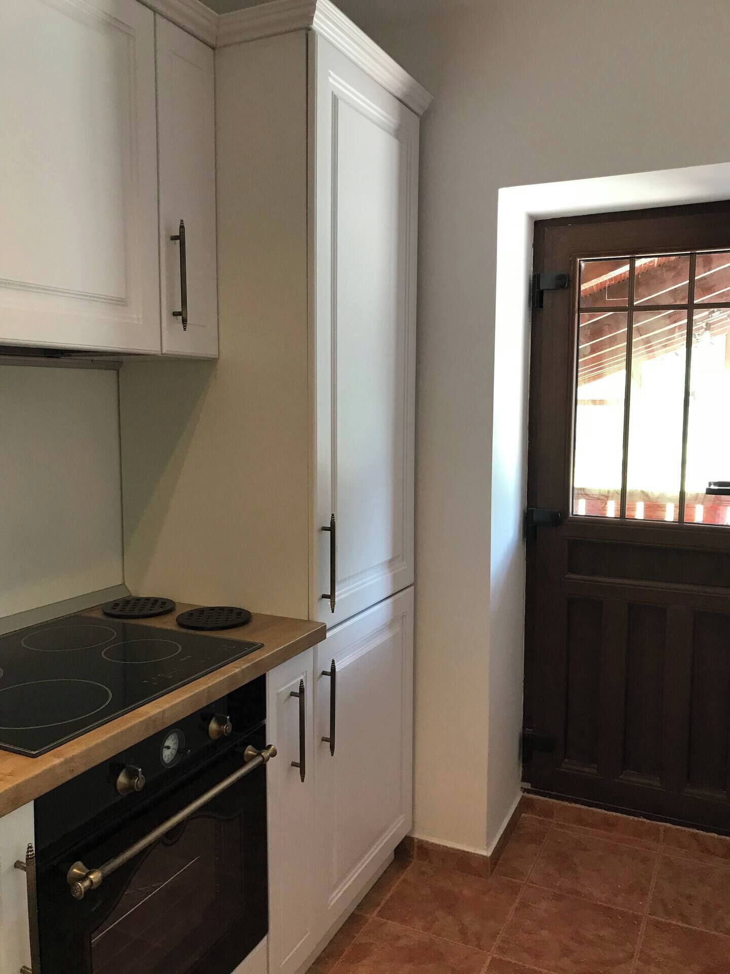 Fridge, oven, stovetop, electric kettle