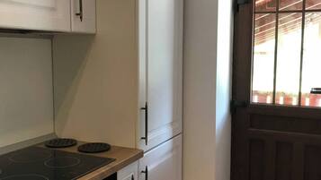 Fridge, oven, stovetop, electric kettle