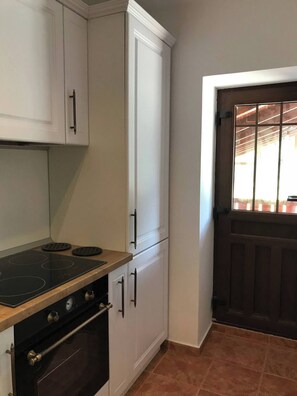 Fridge, oven, stovetop, electric kettle - Lele Maria's Cottage (Arpașu de Sus)