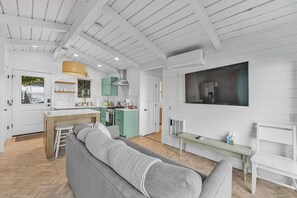 TV - The Cozy Crystal Cottage - Dogs OK (Beulah)