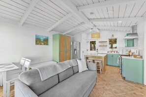 TV - The Cozy Crystal Cottage - Dogs OK (Beulah)